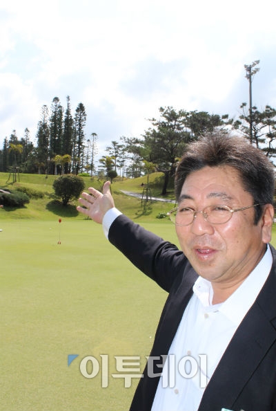 ▲오키나와에서 나고 자란 토박이 나카마 미노루 씨. 그의 도움으로 골프장 구석구석까지 안내를 받으며 취재할 수 있었다. 이 골프장은 미야자토 아이(31)가 골프를 처음 시작한 곳이기도 하다. (오상민 기자 golf5@)