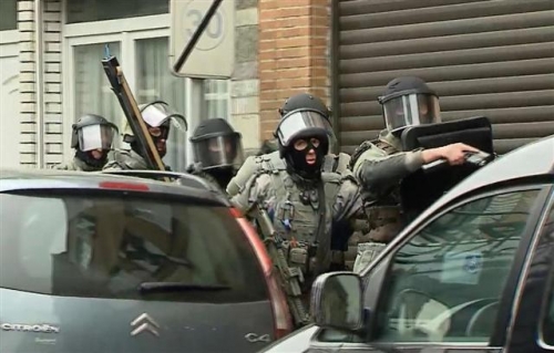 ▲벨기에 브뤼셀에서 경찰특공대가 18일(현지시간) 프랑스 파리 테러 주범인 살라 압데슬람 체포 작전을 벌이고 있다. 브뤼셀/AP뉴시스