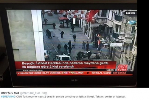 ▲터키 이스탄불 시내 한복판에서 19일(현지시간) 폭탄 테러가 발생한 가운데 CNN튀르크방송이 현장의 어지러운 상황을 보도하고 있다. 출처 CNN튀르크 트위터 