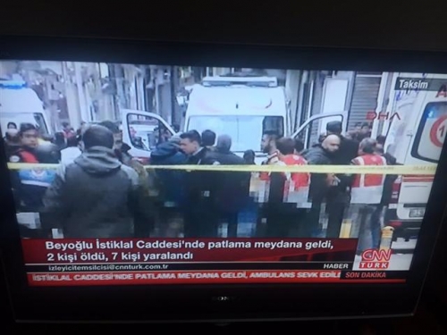 ▲터키 이스탄불 시내 한복판에서 19일(현지시간) 폭탄 테러가 발생한 가운데 응급구조요원들이 구조 작업을 벌이고 있는 장면이 CNN튀르크방송으로 보도되고 있다. 출처 CNN튀르크 트위터 