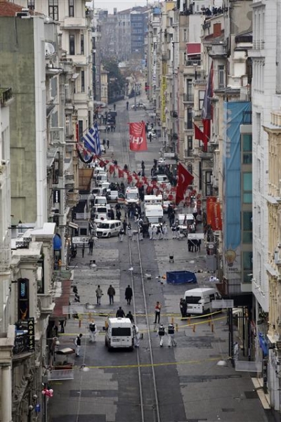 ▲터키 이스탄불에서 19일(현지시간) 폭탄 테러가 발생한 가운데 구급차들이 사고 현장에 도착해 구조 작업이 한창이다. 이스탄불/AP뉴시스