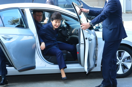 ▲박근혜 대통령이 지난 18일 오후 충남 아산시 현대자동차 아산공장을 방문, 전기차 아이오닉을 시승하고 있다. (사진=뉴시스)