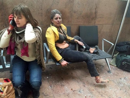 ▲벨기에 자벤템 국제공항에서 22일(현지시간) 오전 연쇄 폭발이 발생한 가운데 여성  두 명이 부상당한 채 벤치에 앉아있다. 사진=AP뉴시스