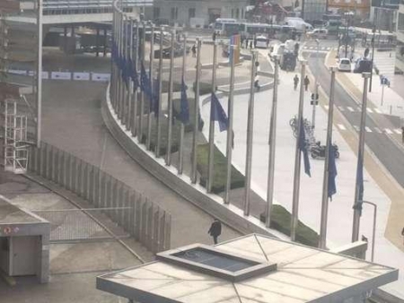 ▲벨기에 브뤼셀에 폭발테러가 22일(현지시간) 발생한 가운데 유럽연합 집행위원회(EC)가 조기 게양했다. 사진=트위터 캡처