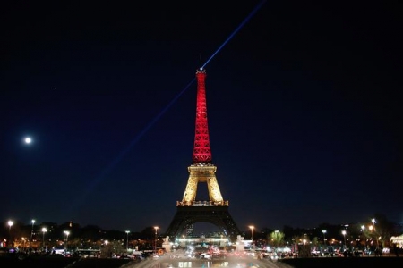 ▲22일(현지시간) 벨기에 수도 브뤼셀에서 연쇄 폭탄테러가 발생, 최소 34명이 숨지고 200여명이 다친 가운데 이날 저녁 프랑스 파리 에펠탑이 희생자를 애도하는 뜻에서 벨기에 국기 색깔로 점등됐다. 사진=AP뉴시스 
