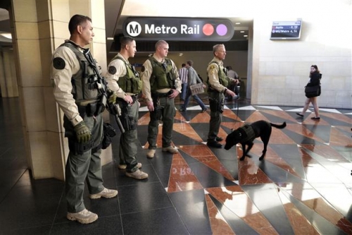 ▲벨기에 브뤼셀에서 22일(현지시간) 연쇄테러가 발생한 가운데 이날 미국 로스엔젤레스(LA) 보안관들이 관내 지하철역에서 순찰을 돌고 있다. LA/AP뉴시스