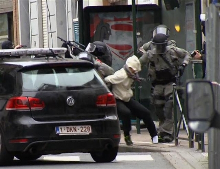 ▲작년 11월 파리 테러직후 127일간 도주하던 파리 테러 주범 살라 압데슬람(가운데)이 지난 18일 벨기에 브뤼셀에서 경찰에 의해 검거되는 모습. 사진=AP뉴시스