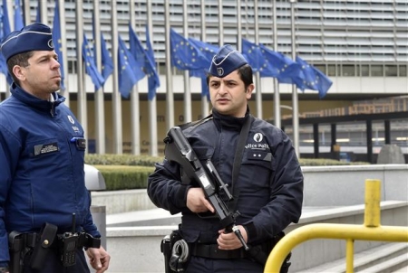 ▲테러 직후 22일(현지시간) 벨기에 브뤼셀 EU 본부 앞에서 경찰들이 순찰하고 있는 모습. 사진=AP뉴시스