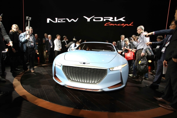 ▲제네시스 브랜드가 23일(현지시각) 미국 뉴욕 ‘제이콥 재비츠 센터(Jacob Javits Center)’에서 열린 '2016년 뉴욕 국제 오토쇼(2016 New York International Auto Show)’에서 4도어 스포츠 세단형 콘셉트카 ‘뉴욕 콘셉트(New York Concept)’를 세계 최초로 공개했다.(사진 제공 = 현대차)