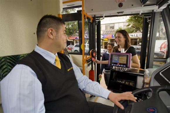 ▲뉴질랜드 버스에 장착된 LG CNS 교통카드 단말기에 승객들이 카드를 접촉시키고 있다.
사진제공 LG CNS