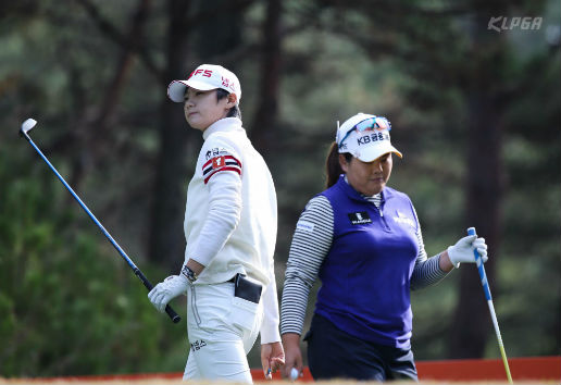 ▲박인비(오른쪽)와 박성현이 LPGA 투어 시즌 7번째 대회 기아 클래식 3라운드에서 투섬 맞대결을 펼친다. (KLPGA)