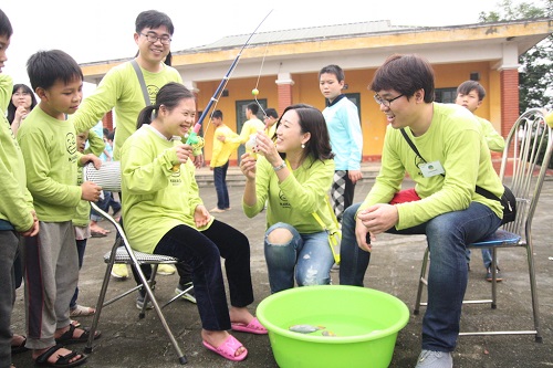 ▲카카오 임직원들로 구성된 해외자원활동팀이 베트남 하노이에 있는 숍손장애인학교에서 장애인 정보격차 해소를 위한 자원활동을 진행하고 있다.(카카오)