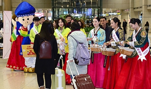 ▲한국관광공사 직원들이 지난 2월 인천국제공항 입국장에서 중국 춘절을 맞아 한국을 방문하는 요우커들에게 환영인사와 기념품을 나눠주고 있다. 
(뉴시스)