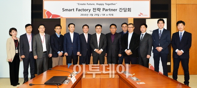 ▲박종태 SK주식회사 C&C Smart Factory 사업본부장(가운데)과 전략 파트너 대표들이 간담회 후 단체사진을 촬영하고 있다. 사진제공 SK주식회사 C&C