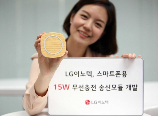 ▲LG이노텍 모델이 15와트 무선충전 송신모듈을 장착한 스마트폰용 무선충전 패드를 선보이고 있다. 완전 방전 상태에서 30분만에 50% 충전 등 유선 급속 충전기와 동급 성능을 갖추며 호환성, 확장성을 높였다.(사진제공=LG이노텍)