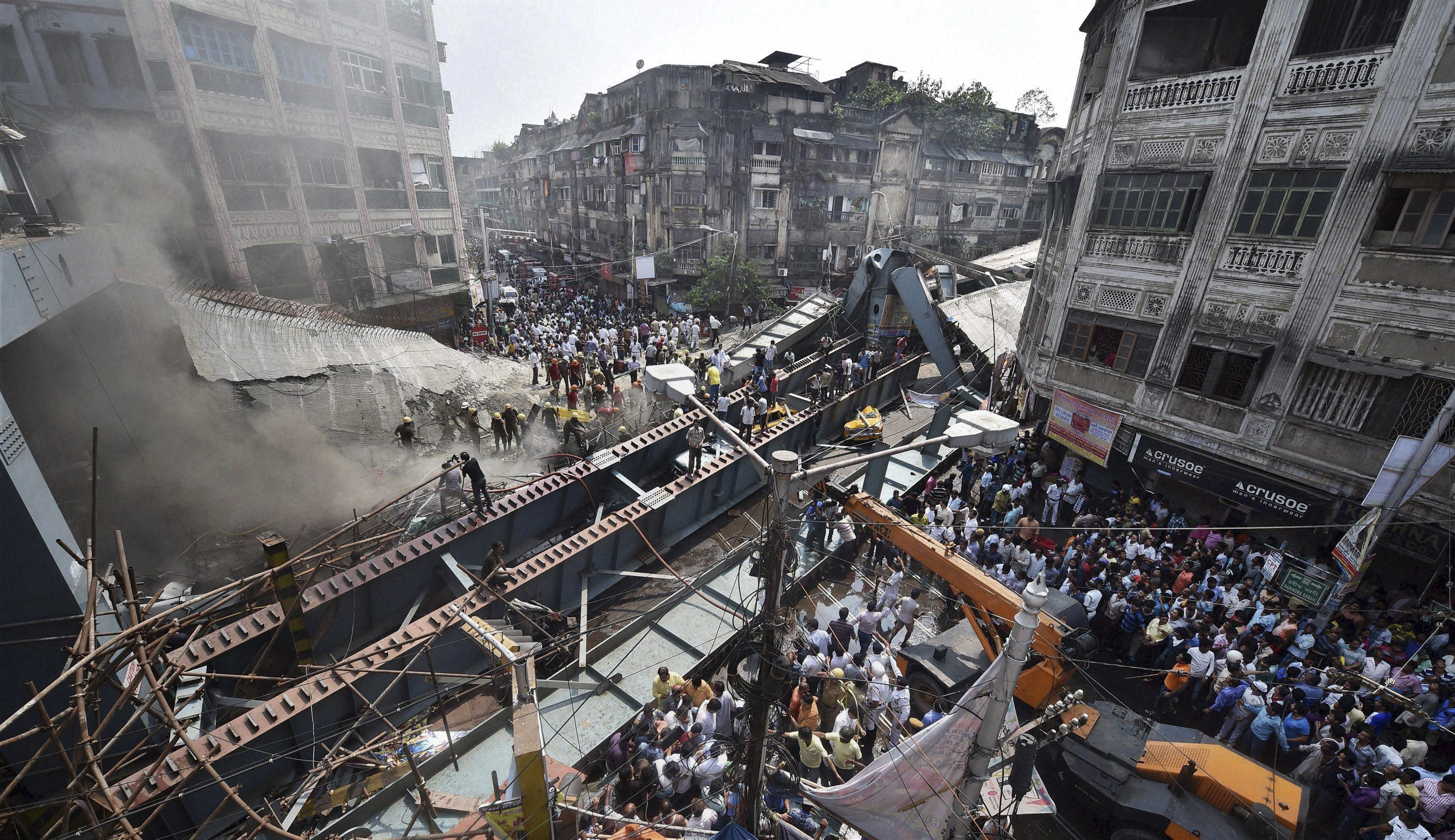 ▲31일 인도 콜카타에서 건설중인 고가도로가 붕괴돼 백여명의 사상자가 발생했다. 주민들과 구조대가 무너진 잔해를 치우며 구조 활동을 펴고 있다.(사진=AP/뉴시스)