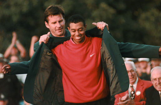 ▲1996년 마스터스 챔피언 닉 팔도(왼쪽)가 1997년 마스터스에서 우승한 타이거 우즈(오른쪽)에게 그린재킷을 입혀주고 있다. (AP뉴시스)