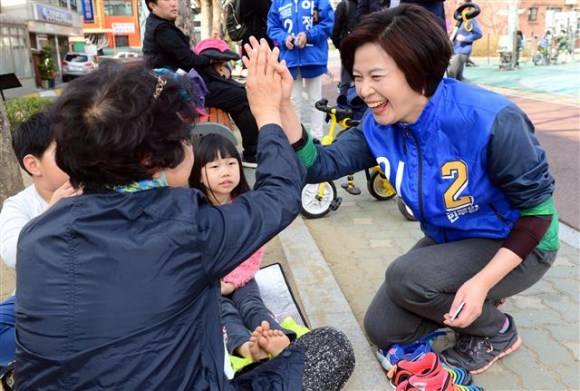 ▲이정근 더불어민주당 후보가 이날 오후 서초구 방배동 뒷벌공원에서 시민들과 인사하며 표심 잡기에 나서고 있다. 
노진환 기자 myfixer@