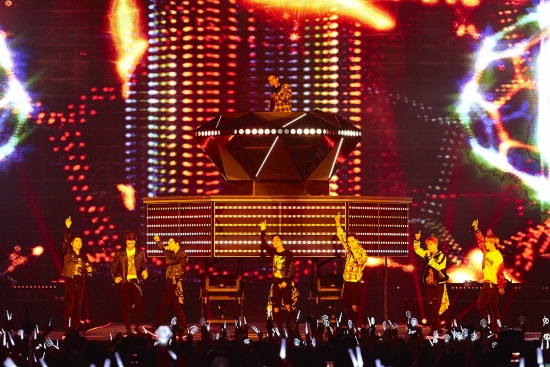 ▲지난해 11월 아이돌그룹 엑소가 일본 도쿄돔에서 멋진 무대를 선보이고 있다. (사진제공=SM엔터테인먼트)
