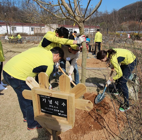 ▲진에어는 서울 구로구 소재 푸른수목원에서 임직원과 자원봉사자들이 참석한 가운데 나무 심기 행사를 진행했다.(진에어)