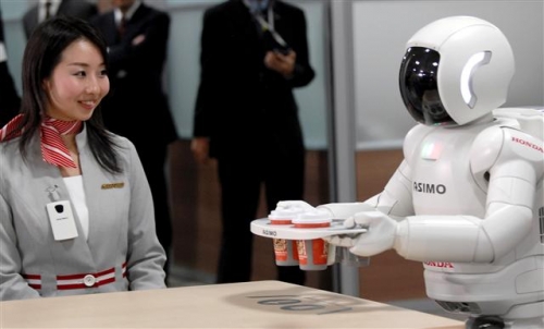 ▲일본 혼다의 로봇 아시모가 도쿄 회사 사무실에서 커피를 전달하고 있다. 블룸버그 