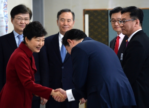 ▲전북 창조경제혁신센터를 찾은 박근혜 대통령이 센터 관계자들을 치하하고 있다.(뉴시스)