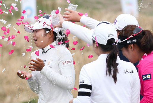 ▲장수연이 롯데마트 여자오픈 우승 후 동료들로부터 꽃잎 세례를 받고 있다. (사진제공=KLPGA)