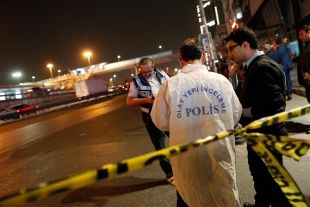 ▲9일(현지시간) 저녁 터키 이스탄불 도심에서 폭탄이 폭발해 3명이 부상한 가운데 경찰이 사건 현장을 조사하고 있다. 사진=AP뉴시스