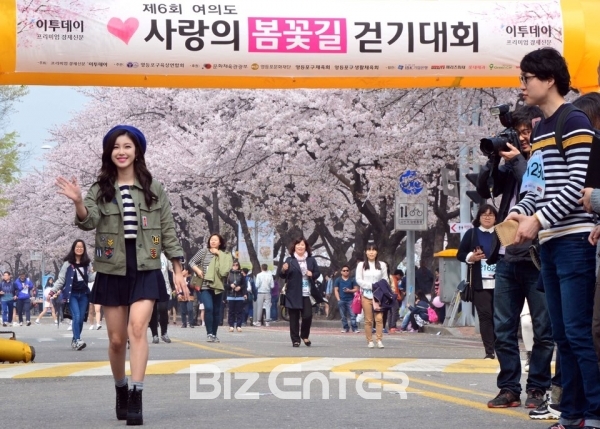 ▲가수 전효성이 10일 오전 10시 영등포구청, 영등포문화재단과 공동으로 경제신문 이투데이가 여의도 국회 동문 앞 특설무대에서 개최한 '제6회 사랑의 봄꽃길 걷기대회'에 참석했다.(신태현 기자 holjjak@)