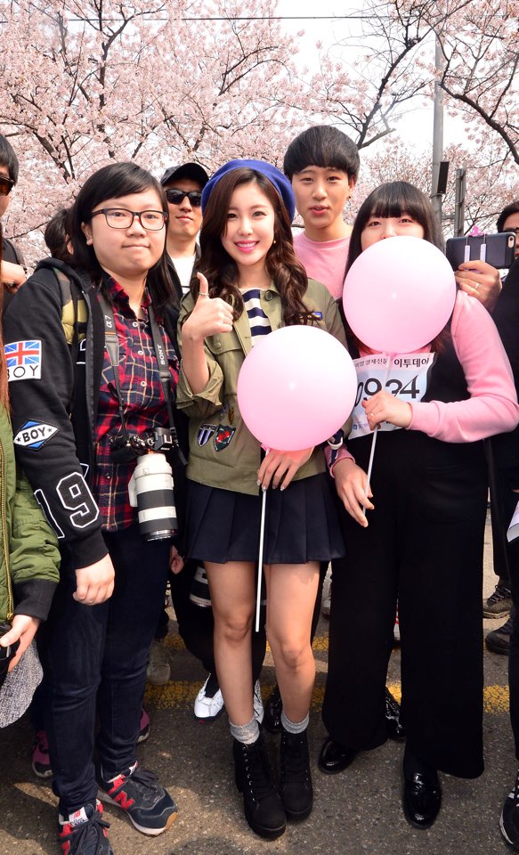 ▲가수 전효성이 10일 오전 10시 영등포구청, 영등포문화재단과 공동으로 경제신문 이투데이가 여의도 국회 동문 앞 특설무대에서 개최한 '제6회 사랑의 봄꽃길 걷기대회'에 참석했다.(신태현 기자 holjjak@)