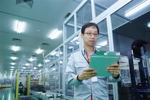 ▲충남 서산시 소재 SK이노베이션 서산공장에서 한 직원이 생산된 배터리 셀을 살펴보고 있다. 사진제공 SK이노베이션