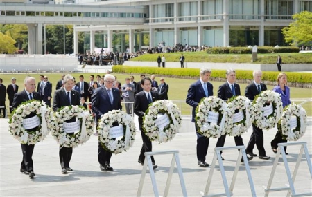 ▲11일 일본 히로시마 평화기념공원을 방문한 주요 7개국(G7) 외교장관들이 위령비에 헌화하는 모습. 사진=AP뉴시스