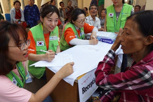 ▲제주항공과 열린의사회가 베트남 다낭의 꽝남성에서 공동으로 실시한 의료봉사에서 현지 주민에게 문진을 하고 있다.
(제주항공)