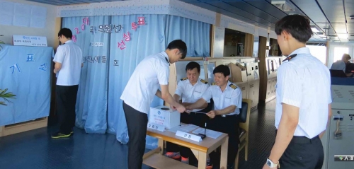 ▲한진 시애틀호 선원들이 선상투표를 진행하고 있다. (한국선주협회)