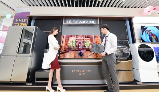 ▲LG베스트샵 불광본점에서 직원이 매장을 찾은 고객에게 초프리미엄 가전 제품인 'LG 시그니처'를 소개하고 있다. 