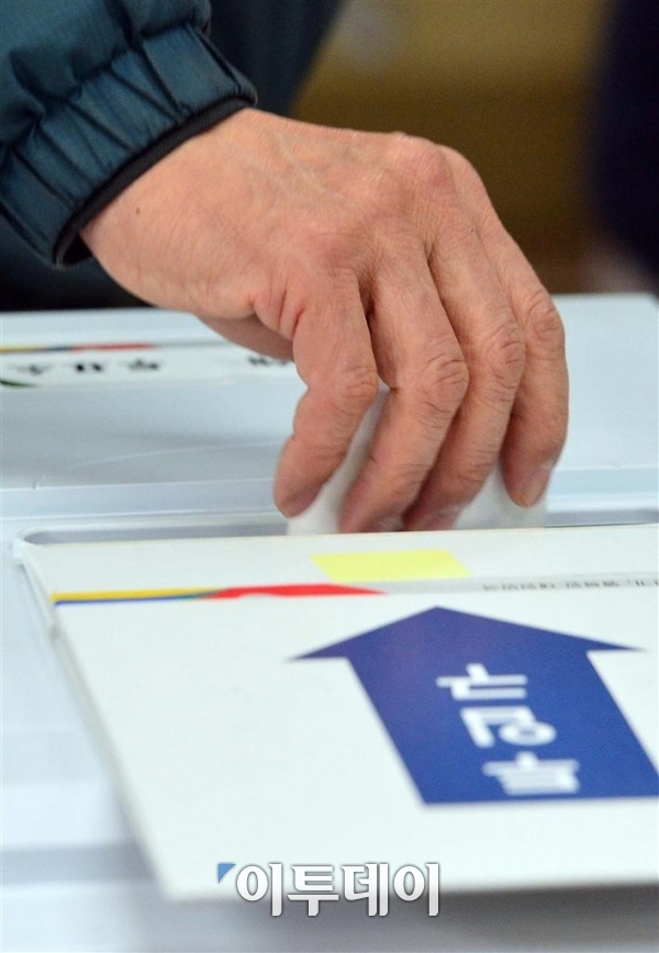 ▲4·13총선일인 13일 서울 가회동 투표소를 찾은 한 시민이 투표에 참여하고 있다. (사진=신태현 기자 holjjak@)