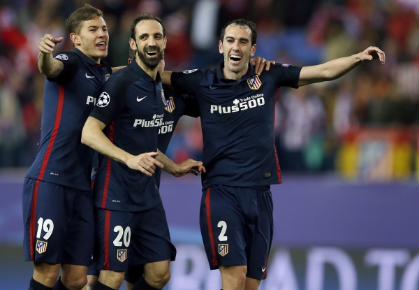 ▲14일(한국시간) 스페인 마드리드 비센테 칼데론에서 열린 2015-2016 UEFA 챔피언스리그 8강 2차전에서 FC바르셀로나를 2-0으로 꺾은 뒤 AT마드리드 선수들이 기뻐하고 있다. 
(AP/뉴시스)