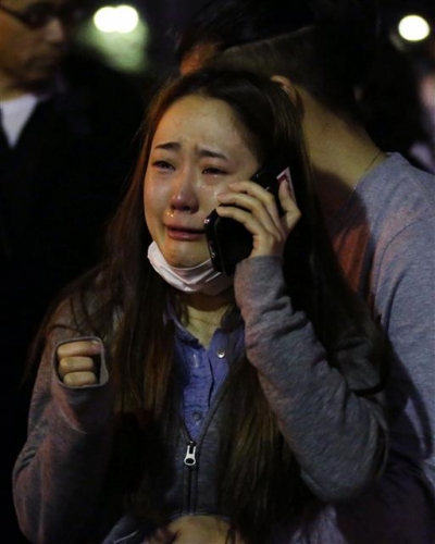 ▲일본 구마모토현에서 16일(현지시간) 새벽 규모 7.3의 지진이 발생한 가운데 한 주민이 울면서 전화를 하고 있다. 구마모토/AP뉴시스