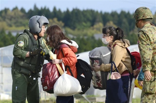 ▲일본 구마모토현에서 16일(현지시간) 지진이 발생한 가운데 학생들이 자위대 안내를 받아 대피하고 있다. 구마모토/AP뉴시스