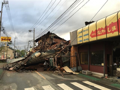 ▲일본 구마모토현에서 지진 발생 이후 17일(현지시간) 가옥들이 붕괴된 채 있다. 구마모토/신화뉴시스