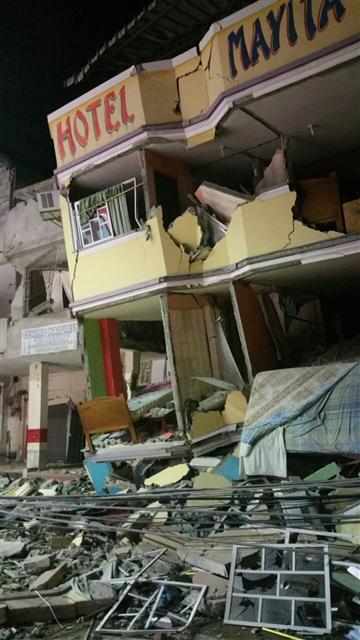 ▲에콰도르에서 16일(현지시간) 규모 7.8의 지진이 발생한 가운데 만타 시에서 한 호텔이 거의 붕괴 직전에 놓여있다. 만타/AP뉴시스