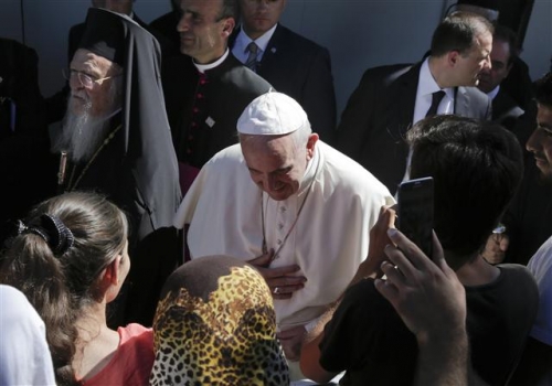 ▲프란치스코 교황(가운데 하얀색 옷)이 16일(현지시간) 그리스 레스보스 섬을 방문해 시리아 난민들을 위로하고 있다. 레스보스/AP뉴시스 