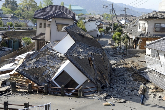 ▲16일 일본 구마모토현에서 리히터 규모 7.1의 강진이 발생했습니다. 이로 인해 도로는 종잇장처럼 구겨졌고, 가옥들이 무너져 내렸습니다.(AP/뉴시스)