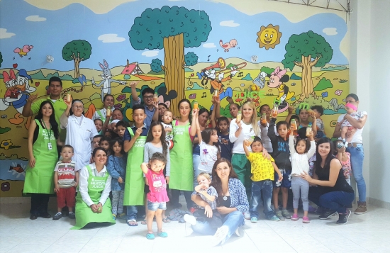 ▲휴롬 임직원들이 콜롬비아에서 어린이들을 위한 사회공헌활동을 펼치고 있다.(사진=휴롬)