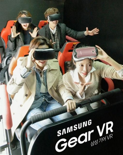 ▲삼성전자 모델이 서울 마포구에 홍대 상상마당에서 '기어VR' 4D 가상현실을 체험하고 있다. 사진제공 삼성전자