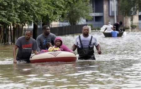 ▲텍사스주 휴스턴에서 18일(현지시간) 폭우가 쏟아지면서 도시 일대가 물에 잠긴 가운데 이 지역 주민들이 고무보트를 통해 아파트를 빠져나가고 있다. 사진=AP뉴시스