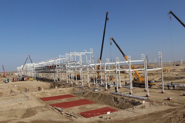 ▲현대엔지니어링이 수행중인 우즈베키스탄 칸딤 가스처리시설 프로젝트가 기공식을 개최했다. 사진은 기초 철골공사가 진행중인 칸딤 가스처리시설 프로젝트 현장 전경.(사진=현대엔지니어링)