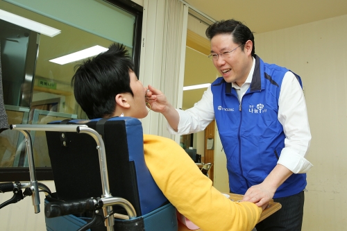 ▲서울 용산구 후암동에 위치한 영락애니아의 집에서 20일 장애인의 날을 맞아 실시한 '함께하는 체육대회'에서 조현상 효성나눔봉사단장이 장애아동의 식사를 도와주고 있다.(사진제공=효성)