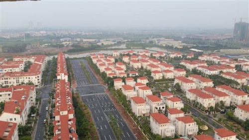 ▲포스코건설이 베트남에 건설중인 첫 자립형 신도시인 '스플랜도라' 전경. 붉은 지붕으로 덮인 연립주택인 테라스하우스가 늘어서 있는 모습이 마치 유럽 풍경을 떠올리게 한다. 사진제공 포스코건설