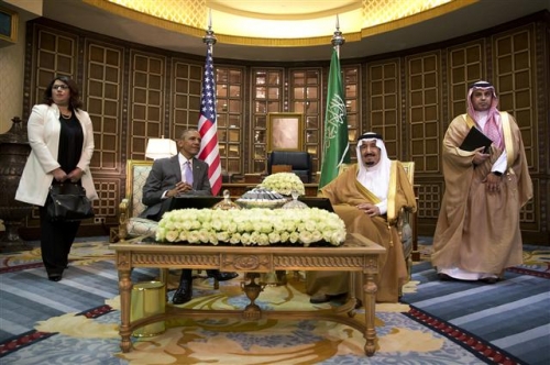 ▲버락 오바마(왼쪽) 미국 대통령이 20일(현지시간) 사우디아라비아 수도 리야드에서 살만 사우디 국왕과 정상회담을 하고 있다. 리야드/AP뉴시스 